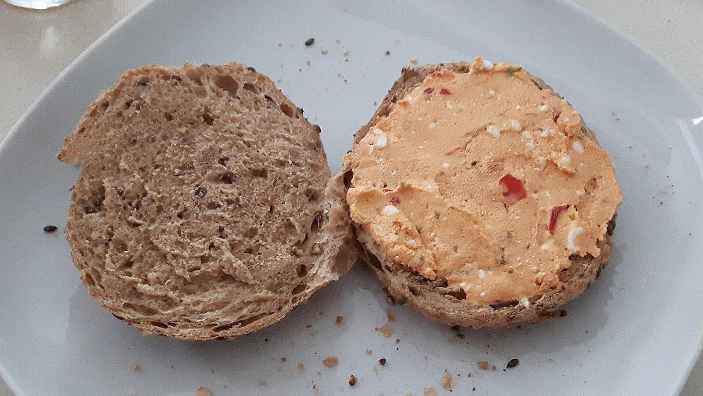 Krémmel megkent friss kenyér