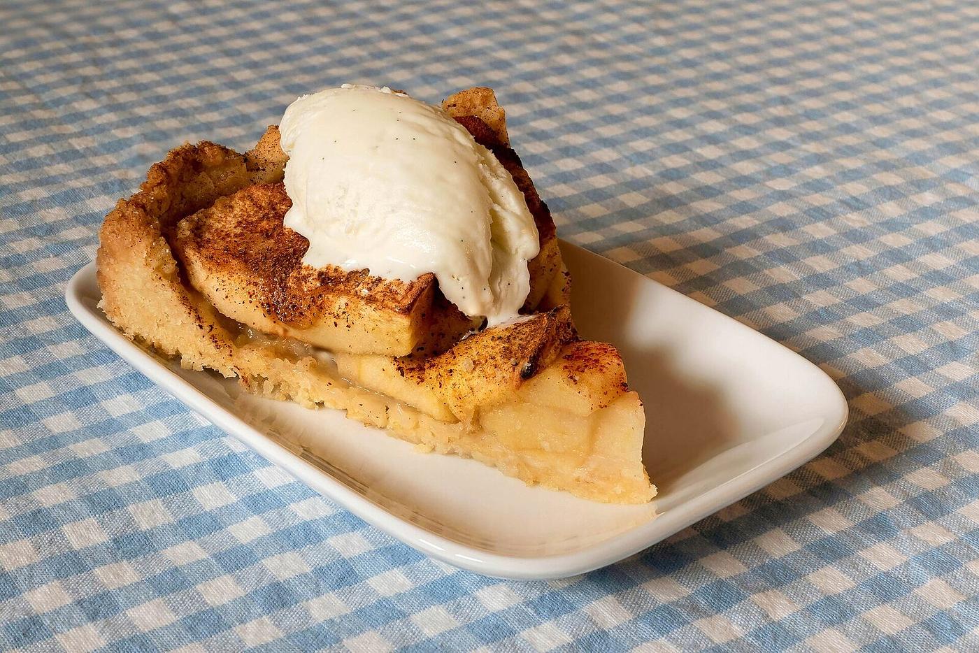 Szelet almás pite vaníliafagylalttal